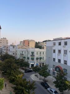 una vista aérea de una ciudad con edificios en City Center, en Durrës