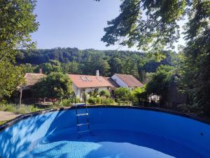 Bazén v ubytování Balkan Retreat nebo v jeho okolí