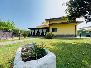 Zahrada ubytování - Rustic Charm with Garden & Pool -