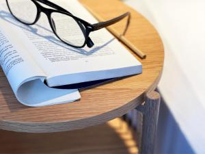 Perpustakaan di rumah tamu ini
