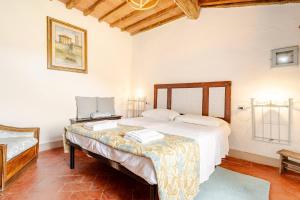 a bedroom with a large bed in a room at Antica Dimora Il Murrotto in Lanciole