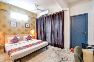 una camera da letto con un letto e una grande finestra di FabHotel Silver Key kalighat a Calcutta