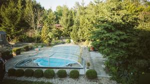 a greenhouse in a garden with a swimming pool at Agroturystyka u Miłosza in Górowo-Trzęski
