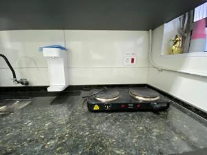 Η κουζίνα ή μικρή κουζίνα στο Kitnet bem localizada na Mallet +9 φωτογραφίες