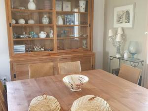 einen Esstisch mit einer Schüssel darüber in der Unterkunft Villa Contemporaine à Sainte-Maxime, Piscine, Proche Plage, 8 Pers., 4 Étoiles - FR-1-768-36 in Sainte-Maxime