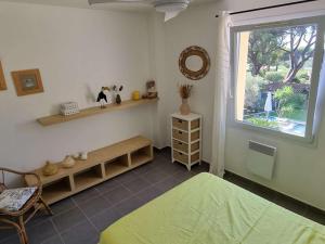 ein Schlafzimmer mit einem grünen Bett und einem Fenster in der Unterkunft Villa Contemporaine à Sainte-Maxime, Piscine, Proche Plage, 8 Pers., 4 Étoiles - FR-1-768-36 in Sainte-Maxime + 21 Fotos