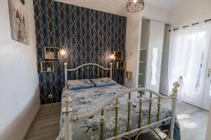 a bedroom with a bed and a black and white wall at Elite in Lacquy