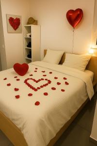 Ένα ή περισσότερα κρεβάτια σε δωμάτιο στο Grand studio Cinema Plage et vieil Antibes à 600m