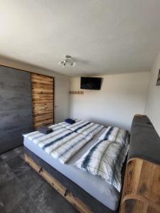 Postel nebo postele na pokoji v ubytování Apartment Karin, Eigener Eingang, 3 Schlafzimmer, Doppelcarport