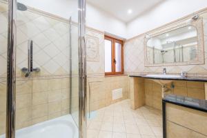 un baño con ducha y lavabo en Alkantara Holiday Home, en Francavilla di Sicilia 23 fotos más