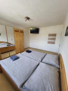 Postel nebo postele na pokoji v ubytování Apartment Karin, Eigener Eingang, 3 Schlafzimmer, Doppelcarport