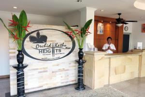 Ein Mann, der am Tresen eines Restaurants steht. in der Unterkunft Orchid Kathu Heights Service Apartments in Kathu + 29 Fotos