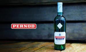 eine Flasche Rotwein auf einem Tisch in der Unterkunft NAGANOoo in Chino