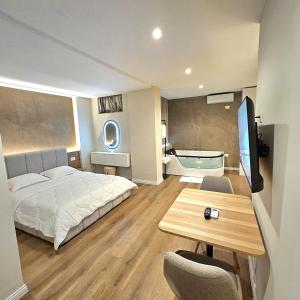 Postel nebo postele na pokoji v ubytování Jacuzzi Apartment Tirana Center