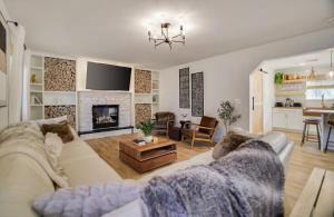 Χώρος καθιστικού στο Luxury Villa with Hot Tub Movies Arcade Breakfast Gym