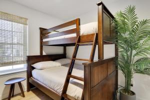 Ένα ή περισσότερα κρεβάτια σε δωμάτιο στο Luxury Villa with Hot Tub Movies Arcade Breakfast Gym