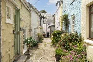 eine Gasse in der Altstadt von Kinsale in Irland in der Unterkunft Bessie Ellens Cottage in Fowey