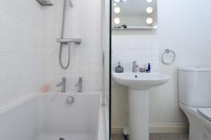 ein Badezimmer mit Waschbecken, Badewanne und Toilette in der Unterkunft Bessie Ellens Cottage in Fowey + 17 Fotos