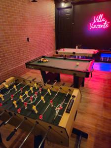 Η αίθουσα παιχνιδιών του Luxury Villa with Hot Tub Movies Arcade Breakfast Gym