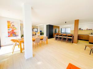 an open living room with a dining room and kitchen at Villa Ambre : détente piscine privée hammam in La Marsa