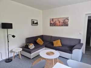 salon z kanapą i dwoma stołami w obiekcie Apartmány Na sjezdovce w mieście Sedloňov