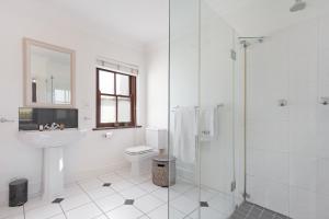 Ένα μπάνιο στο Winelands Golf Lodges 1