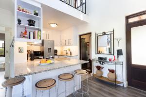 Η κουζίνα ή μικρή κουζίνα στο Winelands Golf Lodges 1