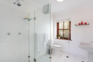 Ένα μπάνιο στο Winelands Golf Lodges 1