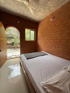 Time Travellers Hostel客房内的一张或多张床位