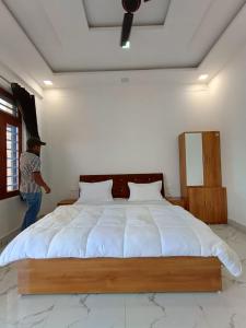 Ένα ή περισσότερα κρεβάτια σε δωμάτιο στο Raj & Mountain view home stay