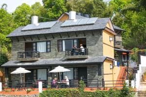 ein Haus mit Leuten auf dem Balkon in der Unterkunft Hotel Tourist Residency in Pokhara