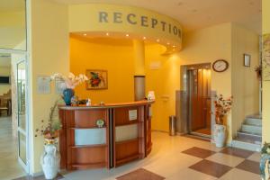 Vstupní hala nebo recepce v ubytování Family Hotel Mimosa + 37 fotografií