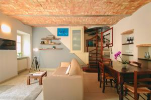 Khu vực ghế ngồi tại La Rosa nel Borgo - appartamento con garage