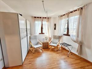 salon z dwoma krzesłami i stołem w obiekcie Casa el Tejo w mieście San Cristóbal de Valdueza