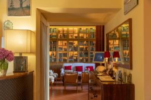 een woonkamer met een tafel en stoelen en een eetkamer bij Albergo La Felicina - Mugello in San Piero a Sieve