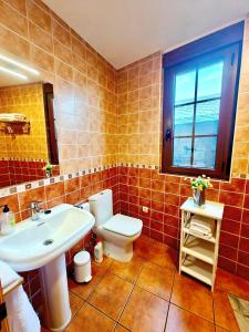 łazienka z toaletą i umywalką w obiekcie Casa el Tejo w mieście San Cristóbal de Valdueza +7 zdjęć