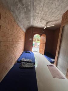 Time Travellers Hostel客房内的一张或多张床位
