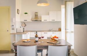 A kitchen or kitchenette at La Rosa nel Borgo - Suite con balcone e garage