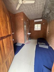 Time Travellers Hostel客房内的一张或多张床位