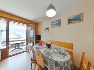 jadalnia ze stołem i balkonem w obiekcie Studio cabine 4 pers avec terrasse et garage, proche navettes ski - Le Grand-Bornand - FR-1-241-242 w mieście Le Grand-Bornand