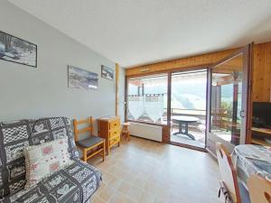 Pokój z kanapą, biurkiem i telewizorem w obiekcie Studio cabine 4 pers avec terrasse et garage, proche navettes ski - Le Grand-Bornand - FR-1-241-242 w mieście Le Grand-Bornand