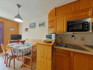 Kuchnia lub aneks kuchenny w obiekcie Studio cabine 4 pers avec terrasse et garage, proche navettes ski - Le Grand-Bornand - FR-1-241-242