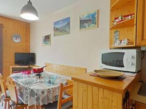 Kuchnia lub aneks kuchenny w obiekcie Studio cabine 4 pers avec terrasse et garage, proche navettes ski - Le Grand-Bornand - FR-1-241-242