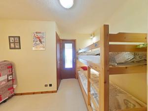 Łóżko lub łóżka w pokoju w obiekcie Studio cabine 4 pers avec terrasse et garage, proche navettes ski - Le Grand-Bornand - FR-1-241-242