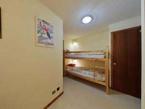 Łóżko lub łóżka w pokoju w obiekcie Studio cabine 4 pers avec terrasse et garage, proche navettes ski - Le Grand-Bornand - FR-1-241-242