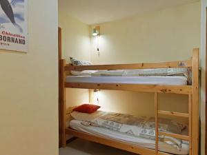 2 łóżka piętrowe w małym pokoju z: w obiekcie Studio cabine 4 pers avec terrasse et garage, proche navettes ski - Le Grand-Bornand - FR-1-241-242 w mieście Le Grand-Bornand