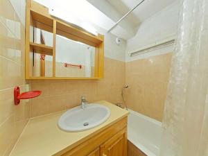 łazienka z umywalką i prysznicem w obiekcie Studio cabine 4 pers avec terrasse et garage, proche navettes ski - Le Grand-Bornand - FR-1-241-242 w mieście Le Grand-Bornand +10 zdjęć