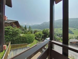 widok z balkonu domu w obiekcie Studio cabine 4 pers avec terrasse et garage, proche navettes ski - Le Grand-Bornand - FR-1-241-242 w mieście Le Grand-Bornand