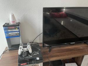 TV a/nebo společenská místnost v ubytování HF PCB Homestay Private Pool