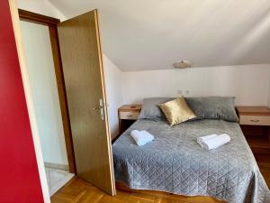Postel nebo postele na pokoji v ubytování Apartments Sirena Korčula